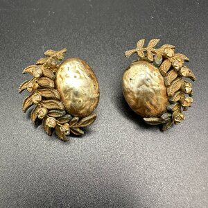 VINTAGE MIRIAM HASKELL GOLD PLATED FAUX PEARLS FLOWER CLIP ON EARRINGS
